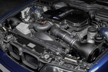 Load image into Gallery viewer, Eventuri BMW E39 M5 / E52 Z8 (S62) Black Carbon Plenum Lid - No Emblem